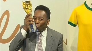 Pelé leiloa troféus