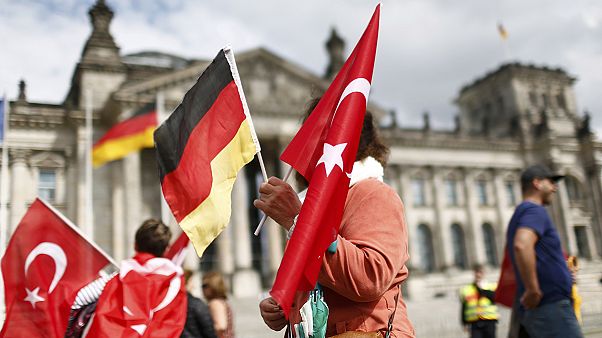 Turquía advierte a Merkel sobre las "consecuencias negativas" del reconocimiento del genocidio armenio Turquía advierte a Merkel sobre las "consecuencias negativas" del reconocimiento del genocidio armenio