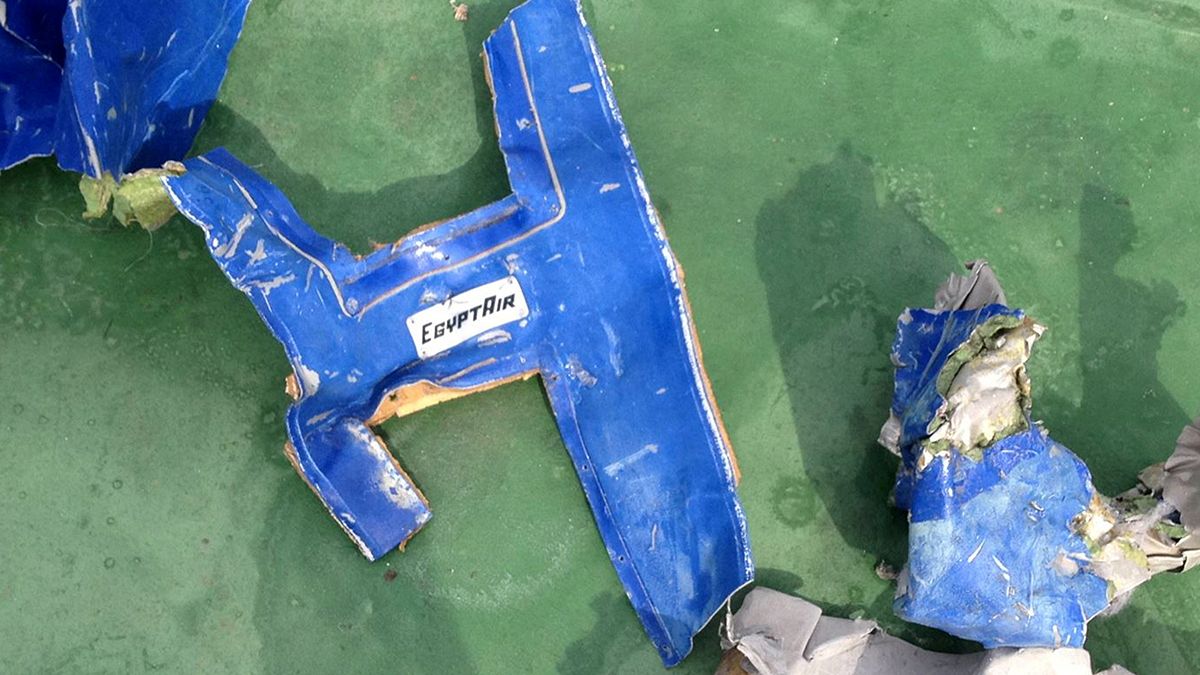 El vuelo de EgyptAir realizó tres aterrizajes de emergencia 24 horas antes de desaparecer en el Mediterráneo, según France 3