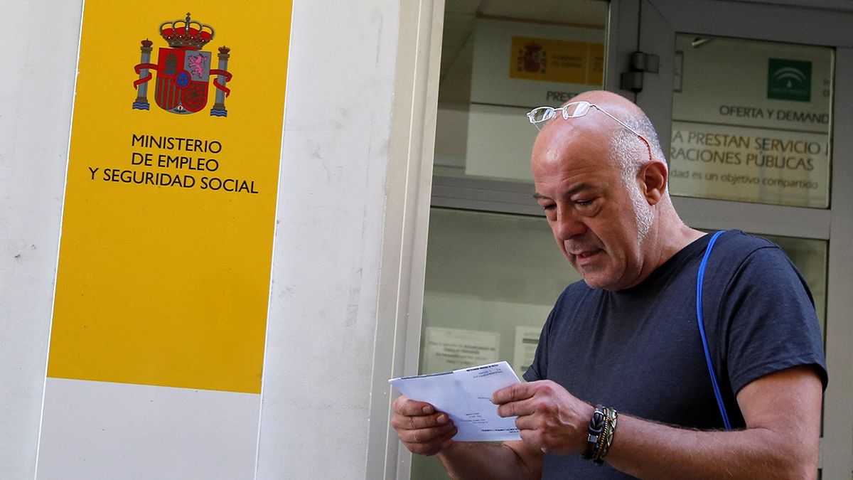 El paro baja en España por primera vez en seis años de los cuatro millones de personas