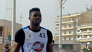 Basket: i fratelli Antetokounmpo vicini ai migranti