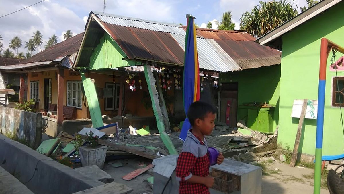 Image: A collapsed house following an earthquake in Donggala, Central Sulaw