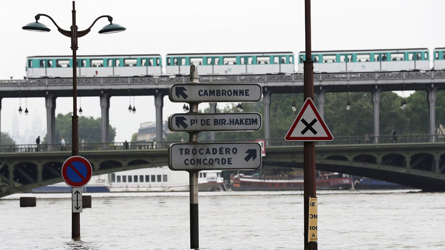 Paris sous les eaux, Paris perturbée