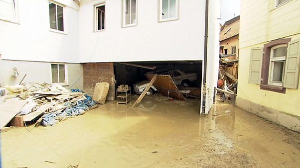Aufräumarbeiten in Braunsbach: Flüchtlinge helfen Einwohnern Aufräumarbeiten in Braunsbach: Flüchtlinge helfen Einwohnern