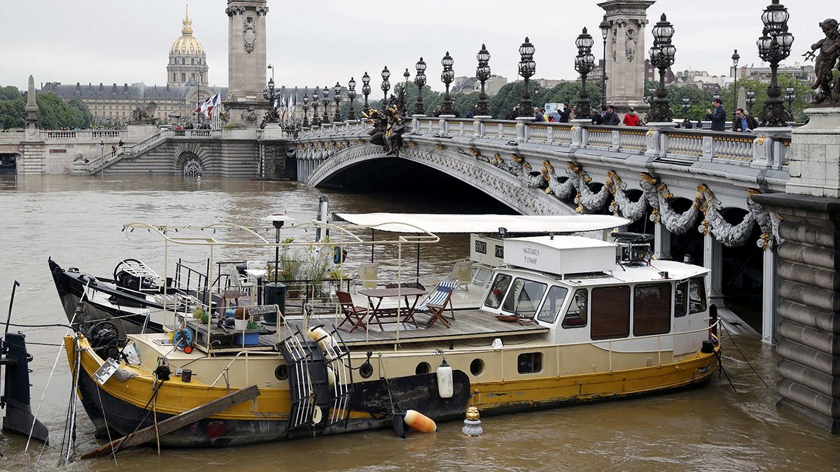 باريس :انخفاض منسوب المياه في نهر السين لأول مرة منذ بداية الفيضانات