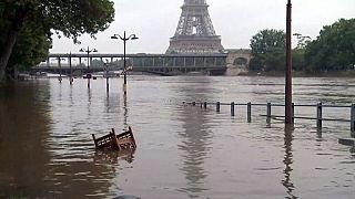 منسوب المياه في نهر السين في العاصمة الفرنسية باريس يتراجع تدريجيا