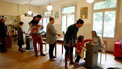 Schweizer stimmen gegen Grundeinkommen und für schnellere Asylverfahren