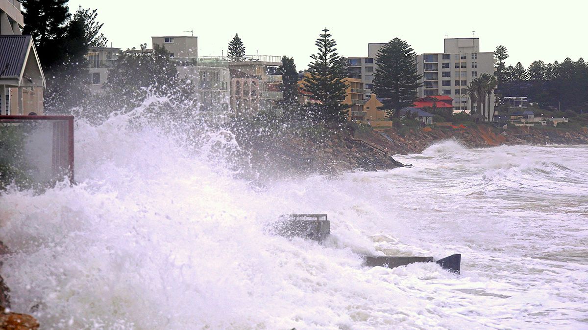Avustralya sel felaketi: Halk sokakta yüzdü