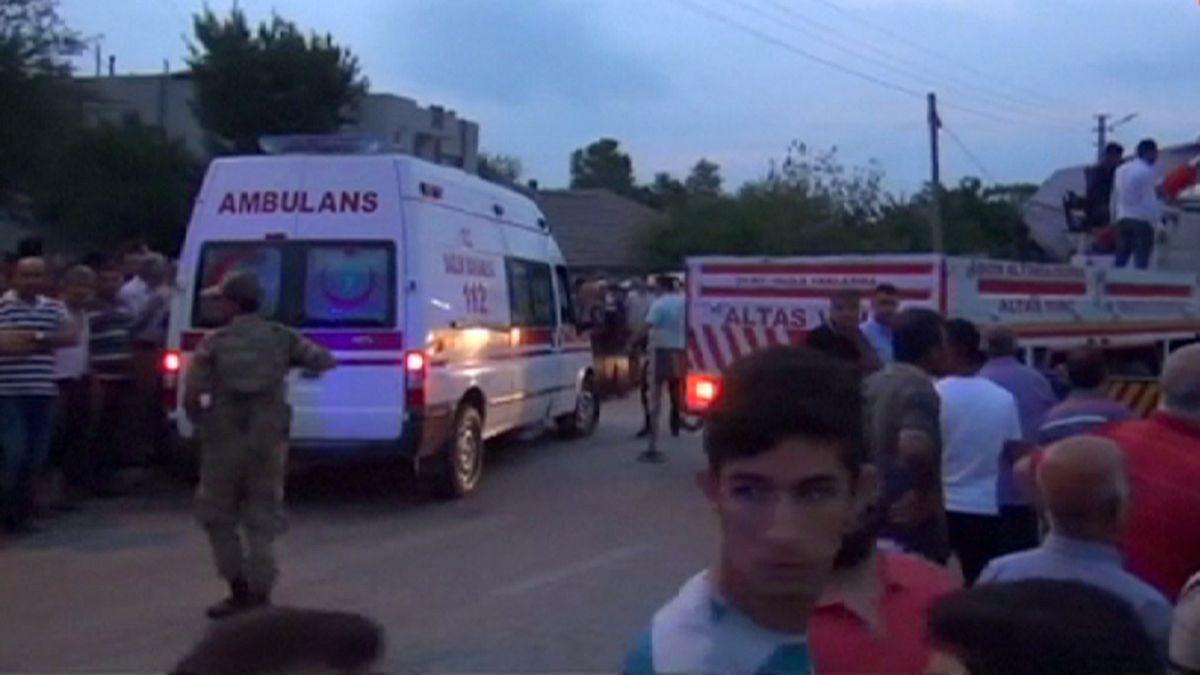 Турция: 14 жертв в результате падения автобуса в воду