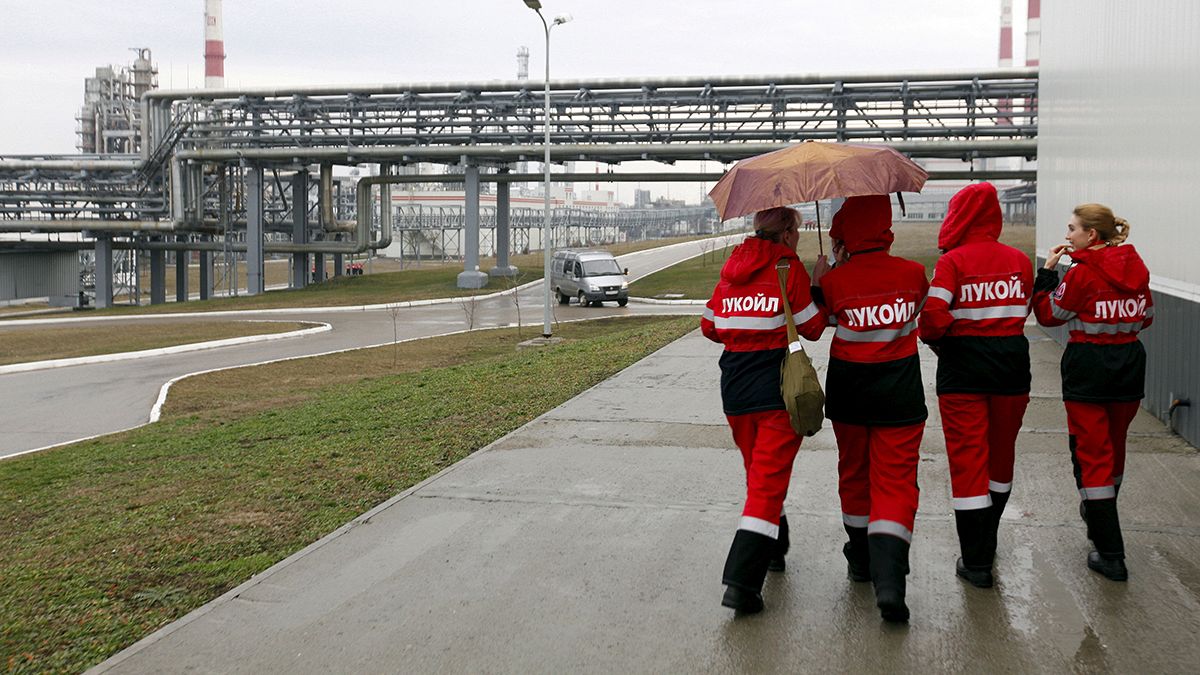 Lukoil gana menos de la mitad en el primer trimestre por la bajada del petróleo y un rublo débil