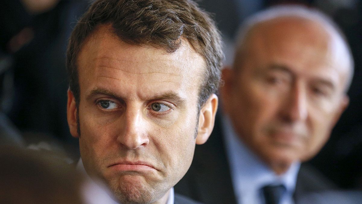 Francia, uova contro il ministro dell'economia Macron: "Vattene" grida la Cgt