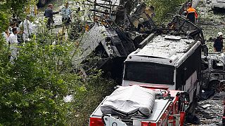 Bomba contro bus polizia, strage a Istanbul: Erdogan "guerra senza tregua al Pkk"