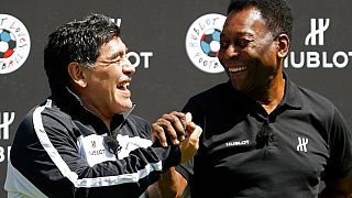 Pelé et Maradona réunis pour un mini-match de foot à Paris