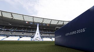Euro 2016 Paris'te coşku Marsilya'da holigan şiddetiyle başlıyor