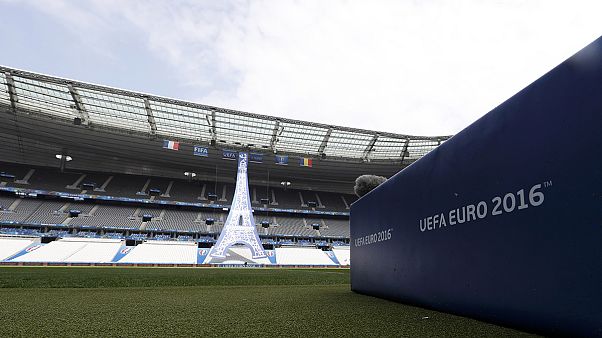 80.000 erobern Pariser EM-Fanmeile - Hooligan-Schlägereien in Marseille 80.000 erobern Pariser EM-Fanmeile - Hooligan-Schlägereien in Marseille