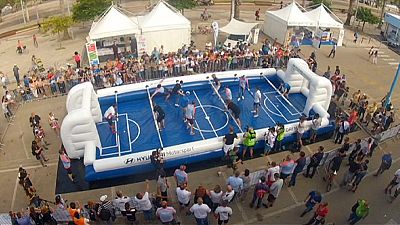 Sardenha: Jogo de futebol em mesa gigante