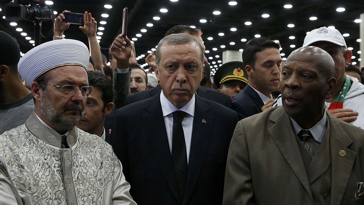 Erdoğan encurta visita aos EUA, "humilhado" no funeral de Ali