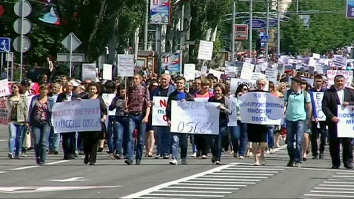 تظاهرات اعتراضی علیه مسلح شدن ناظران اروپایی در شرق اوکراین
