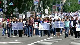 Habitantes de Donetsk protestam contra missão armada da OSCE