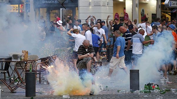 Euro2016: Máxima tensión en Marsella tras varios enfrentamientos entre hinchas radicales Euro2016: Máxima tensión en Marsella tras varios enfrentamientos entre hinchas radicales