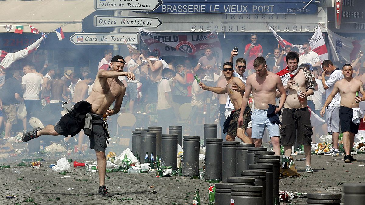 La violencia entre hinchas se desenfrena en Marsella antes del partido entre Inglaterra y Rusia