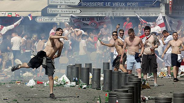 Nach Ausschreitungen in Marseille: Eine Person schwebt in Lebensgefahr Nach Ausschreitungen in Marseille: Eine Person schwebt in Lebensgefahr