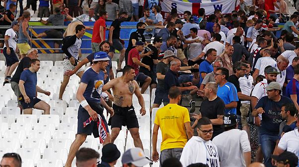 Euro 2016: Ακόμα και μέσα στο γήπεδο συγκρούστηκαν Ρώσοι και Άγγλοι οπαδοί Euro 2016: Ακόμα και μέσα στο γήπεδο συγκρούστηκαν Ρώσοι και Άγγλοι οπαδοί