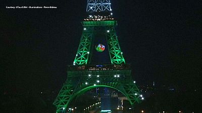 Tour Eiffel con i colori del Galles