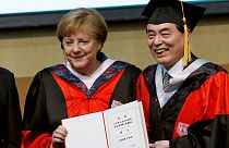 Angela Merkel salutata in Cina con un dottorato ad honorem