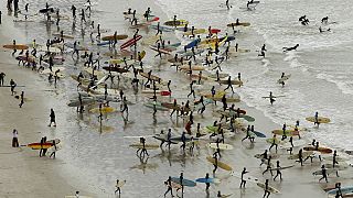 Afrique du Sud : les jeunes de Durban se passionnent pour le surf