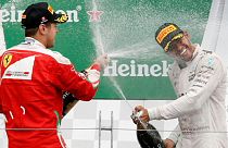Hamilton már Rosberg nyakán liheg