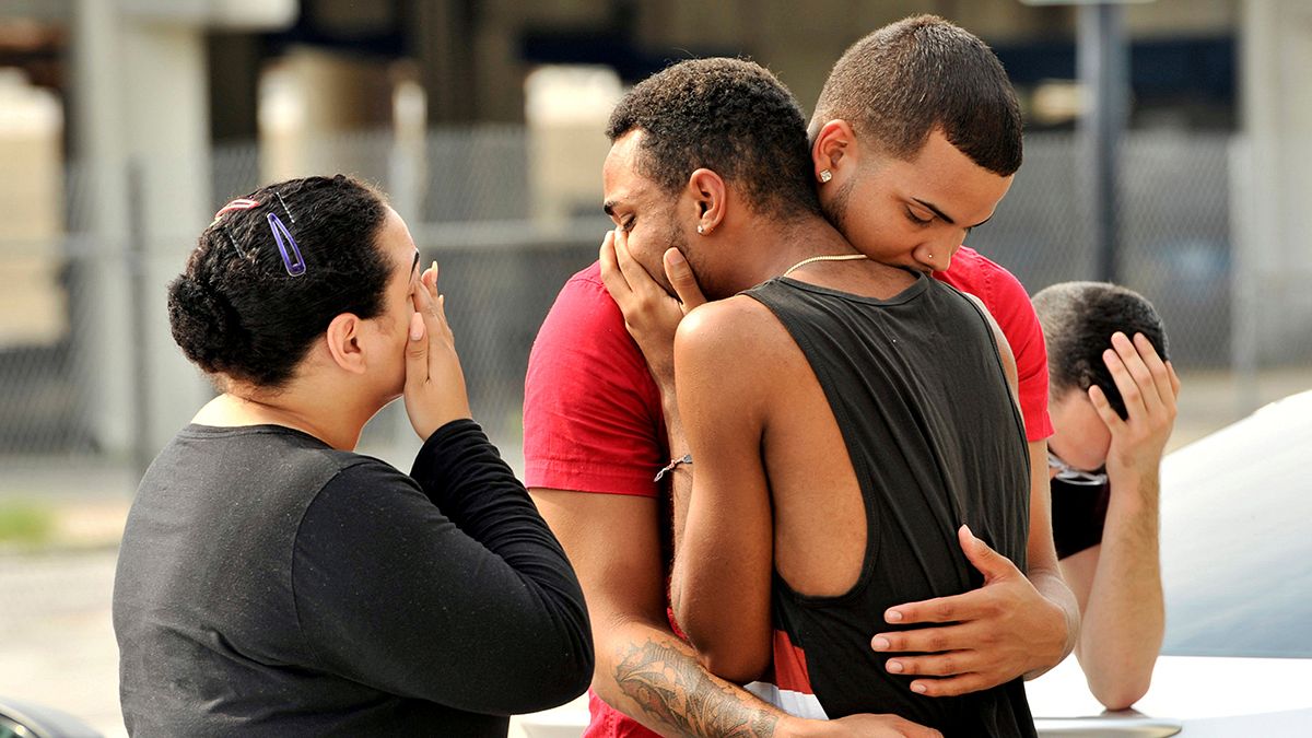 Strage Orlando. La notte più lunga per parenti ed amici di vittime e sopravvissuti