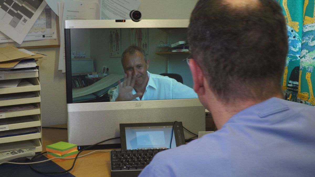 Médicos suecos tratam doentes de Parkinson por videoconferência
