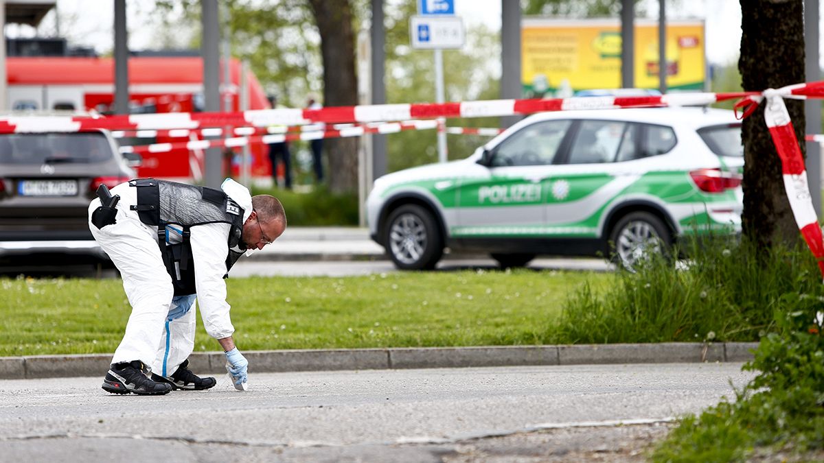 Krefeld: 3 Kinder aus dem Fenster geworfen - schwer verletzt