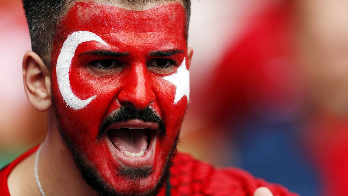 ابراز محبت طرفداران تیمهای کرواسی و ترکیه در اوج خشونتهای فوتبال