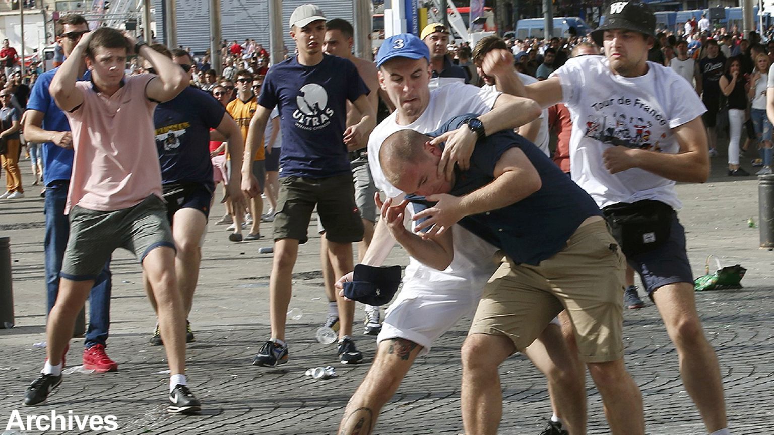 EM der Hooligans? Deutsche mit Reichskriegsflagge in Lille