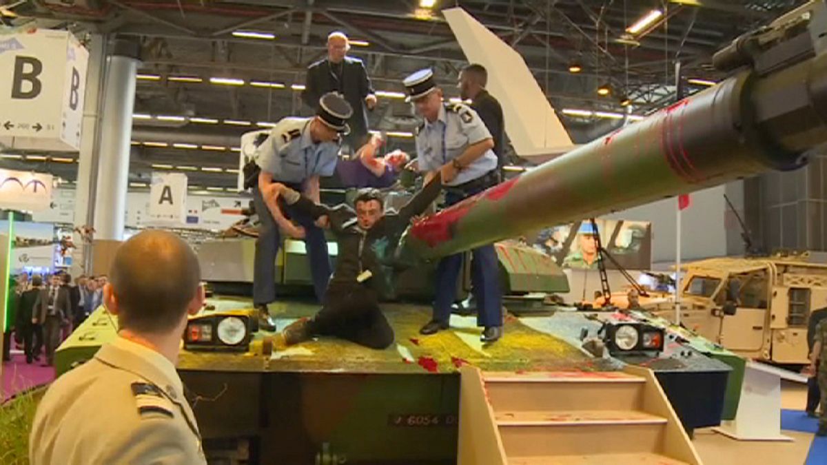 Пацифисты облили краской танк на выставке в Париже