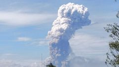 Mount Soputan spews hot ash