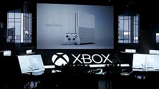 Microsoft presenta una Xbox One más pequeña y barata, en su pugna con la PS4 de Sony