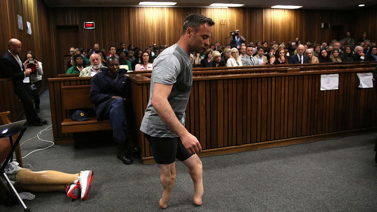 Pistorius removes prosthetic legs in court