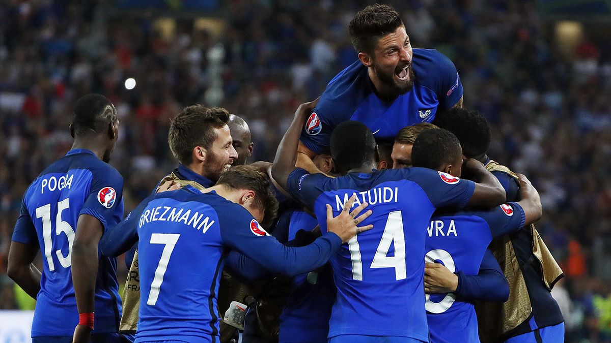 يورو2016: فرنسا أول بلد يتأهل إلى الدور ثمن النهائي بعد فوزه على ألبانيا بهدفين نظيفين...و سلوفاكيا تصعق روسيا بهدفين لهدف، فيما رومانيا يخيب أملها بعد تعادلها مع سويسرا بهدف لمثله