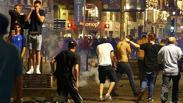 Euro2016: Distúrbios em Lille deixam 16 feridos e dezenas de detidos Euro2016: Distúrbios em Lille deixam 16 feridos e dezenas de detidos