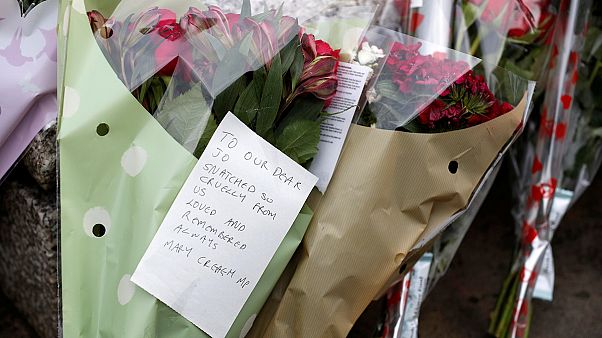 A meggyilkolt kévpiselőnőre emlékeztek az angol politikusok A meggyilkolt kévpiselőnőre emlékeztek az angol politikusok