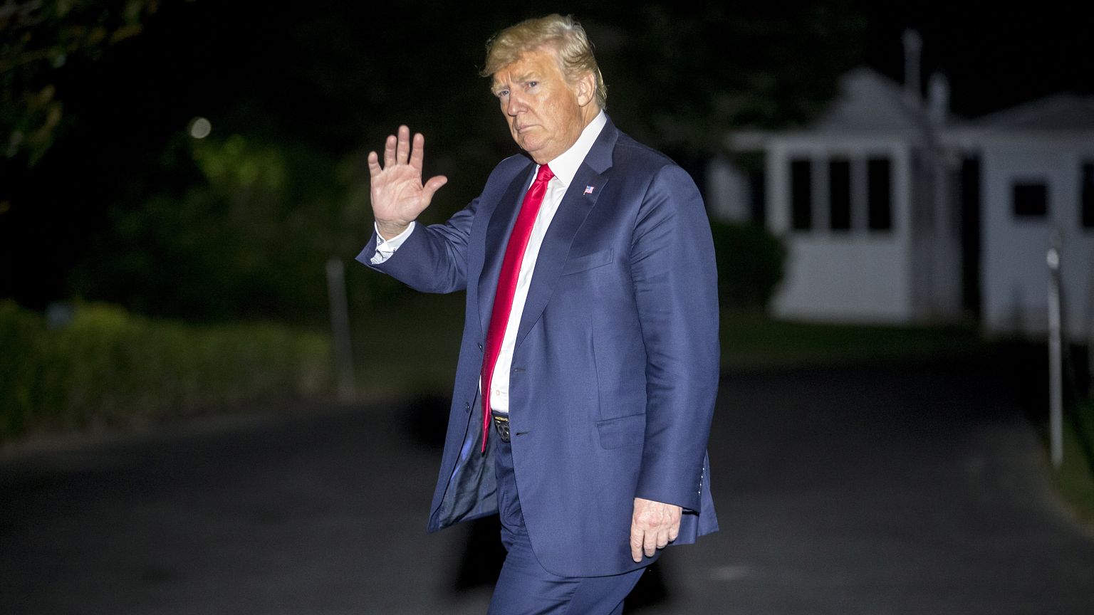 Image: Trump waves as he returns to the White House