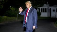 Image: Trump waves as he returns to the White House
