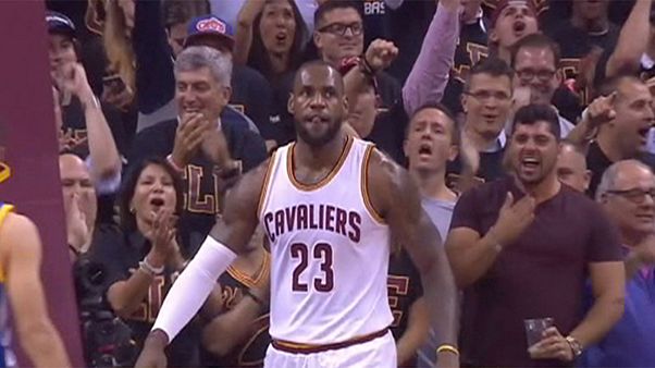 Final da NBA, jogo 6: Cavaliers vencem e obrigam campeões Warriors a "finalíssima" Final da NBA, jogo 6: Cavaliers vencem e obrigam campeões Warriors a "finalíssima"