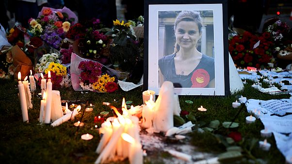 Δολοφονία Κοξ: Στο «μικροσκόπιο» οι δεσμοί του δράστη με την άκρα δεξιά Δολοφονία Κοξ: Στο «μικροσκόπιο» οι δεσμοί του δράστη με την άκρα δεξιά