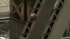 Kletterer legt Verkehr auf Sydneys berühmter Hafenbrücke lahm