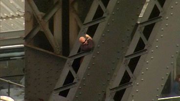 Köprüye tırmanan adam gözaltına alındı