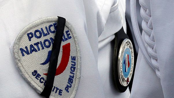 Suspeitos ligados ao assassinato de casal de polícias francês presentes em juízo antiterrorista Suspeitos ligados ao assassinato de casal de polícias francês presentes em juízo antiterrorista